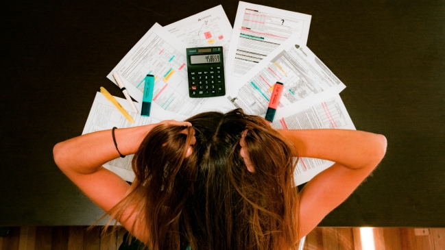 Mujeres deben ganar 48% más que un hombre para optar a planes básicos de isapres