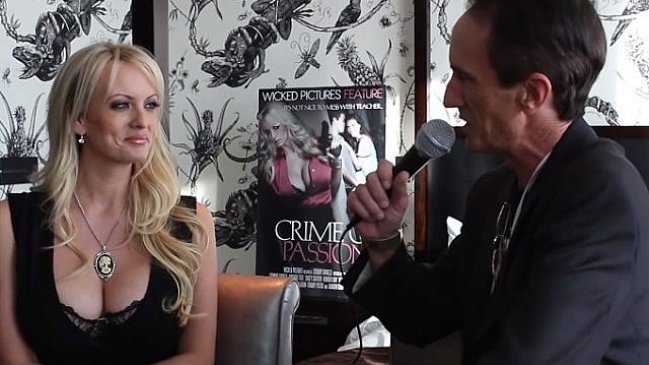 Estrella porno guarda un vestido para probar que tuvo relaciones con Trump