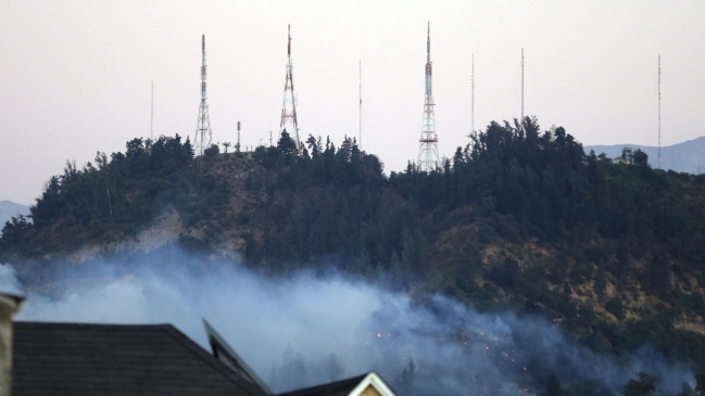 Formalizaron a acusado de iniciar incendio en cerro San Cristóbal