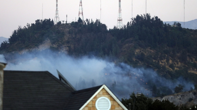 Municipalidad de Recoleta se querelló por incendio en Cerro San Cristóbal