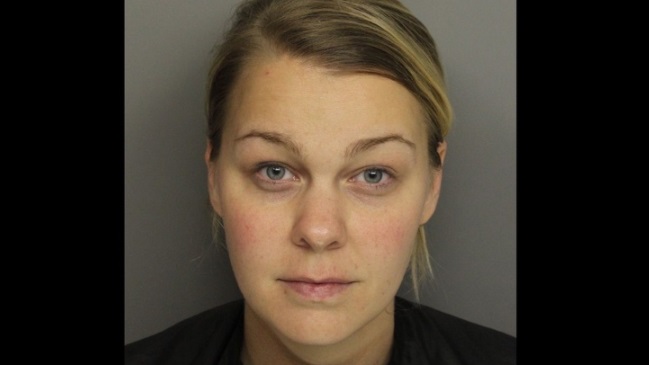 Detienen a profesora que estaba en una camioneta junto a un alumno