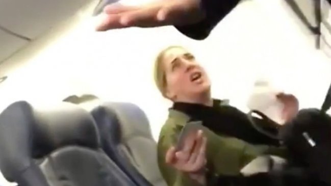 Pasajera de avión alegó por el llanto de un bebé y quedó sin trabajo
