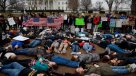 Decenas de estudiantes se acostaron frente a la Casa Blanca para pedir control de armas