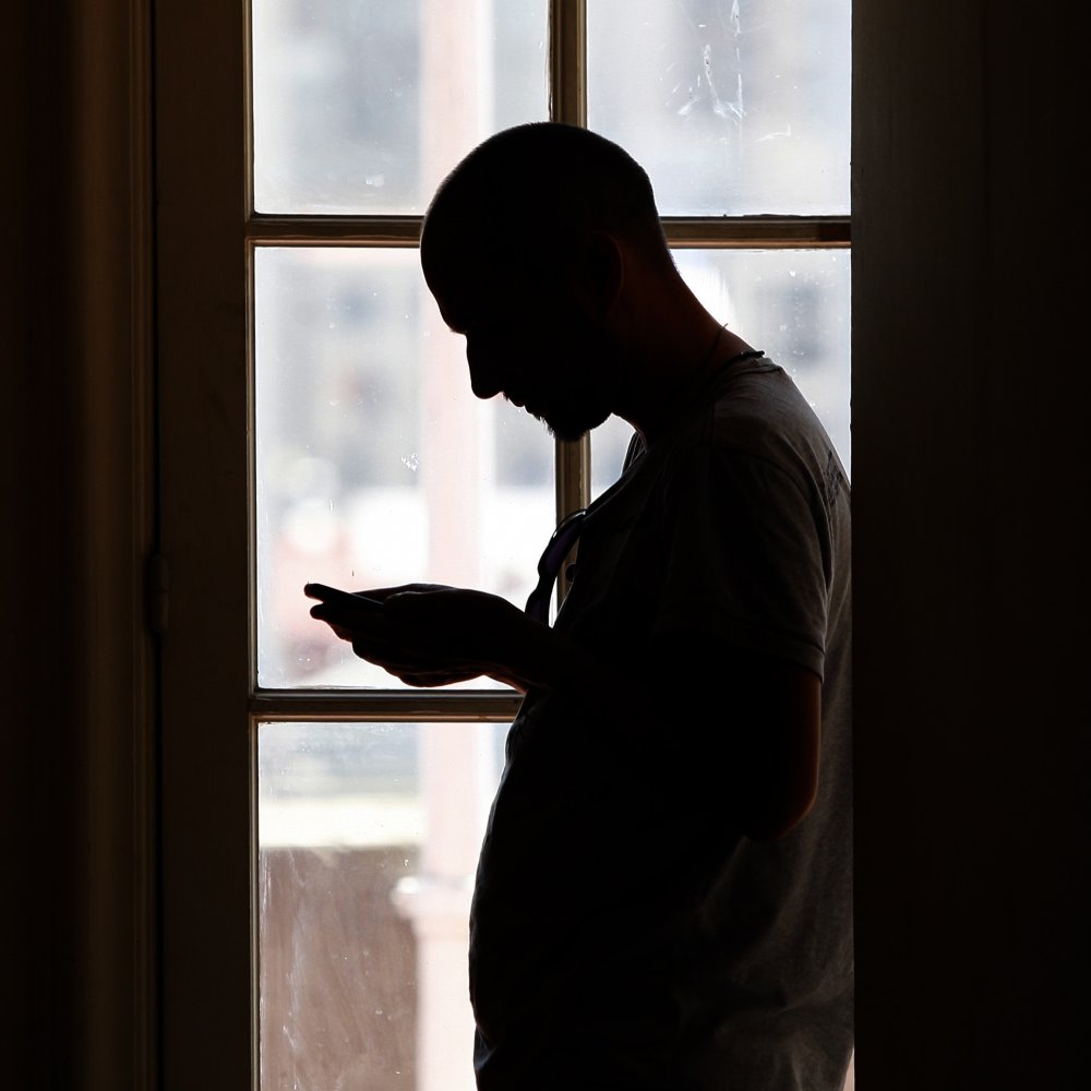 Condenan a dos años y medio de cárcel a tuitero que incitó violencia contra mujeres