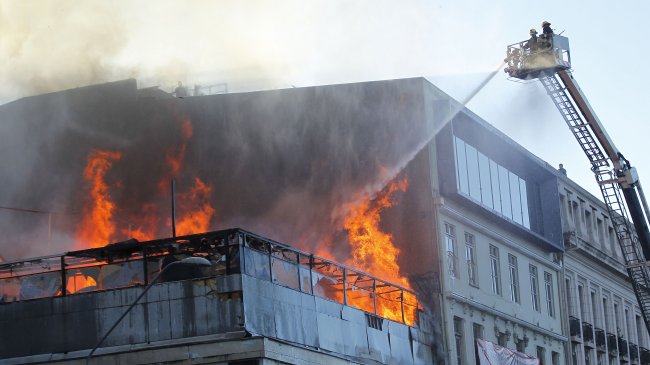 Incendio de gran magnitud afectó a locales nocturnos de Valparaíso