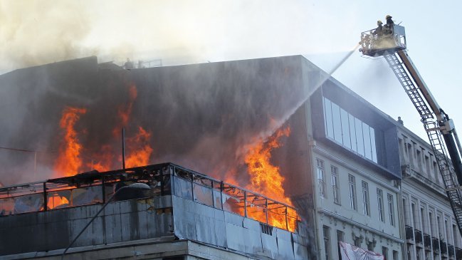Incendio de gran magnitud afectó a locales nocturnos de Valparaíso