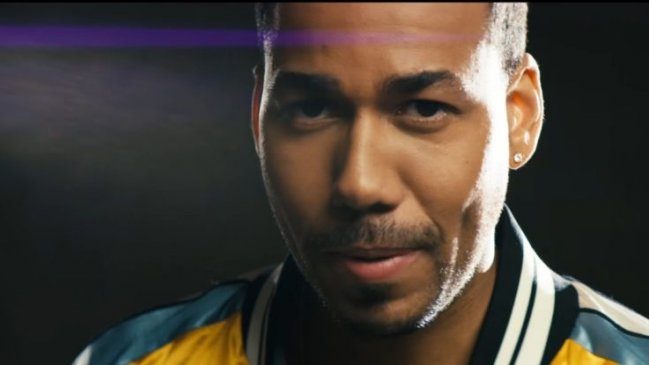 Critican a Romeo Santos por hacer que una fanática toque sus partes íntimas