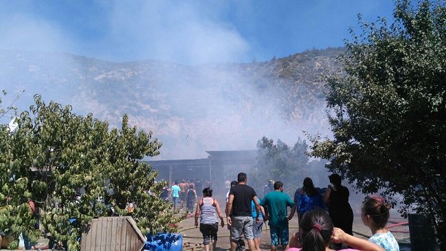Puente Alto: Incendio forestal terminó con tres mediaguas quemadas