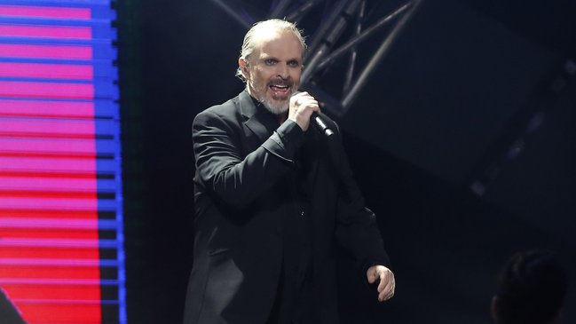 Los cuestionamientos a Miguel Bosé por el doblaje en su presentación