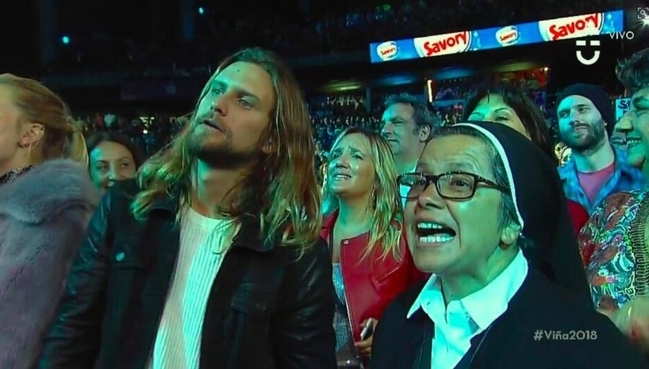 La monja que se robó la película en la presentación de Miguel Bosé