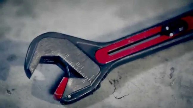 Hombre atascó una llave inglesa en sus genitales y los bomberos lo trolearon