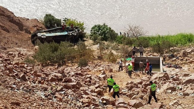 Perú: Sube a 44 la cantidad de muertos por caída de bus a un abismo