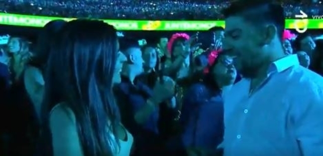 Piden matrimonio en medio de presentación de Luis Fonsi