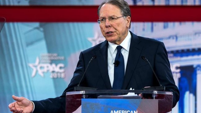 Líder de Asociación del Rifle culpa a demócratas y FBI del tiroteo en escuela