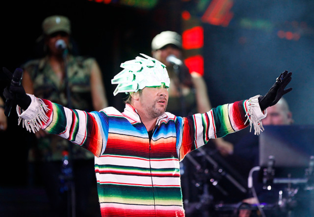 Critican a Alex Hernández por transmisión en el show de Jamiroquai