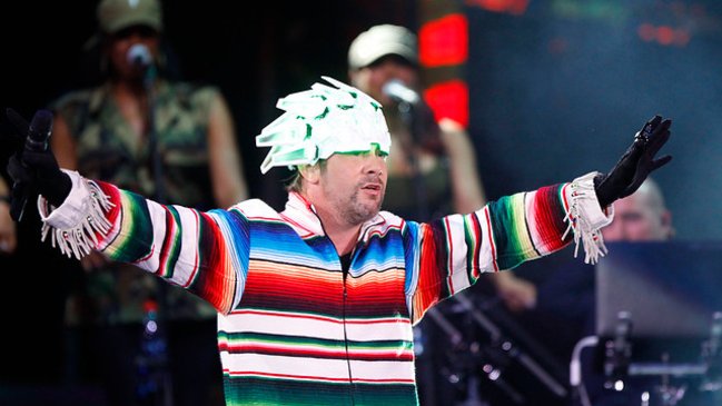 Critican a Alex Hernández por transmisión en el show de Jamiroquai