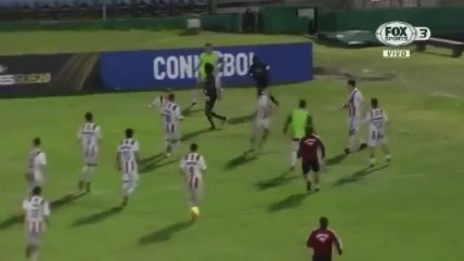   Jugador de Independiente del Valle se defendió con el banderín del córner ante violenta reacción de rivales 