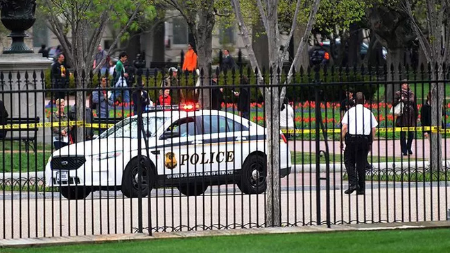 Un vehículo se estrelló contra las barreras de protección de la Casa Blanca