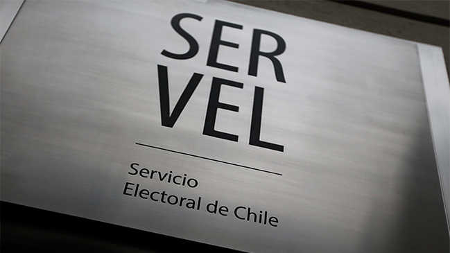 Ex funcionaria denunció a director nacional del Servel por acoso sexual y laboral