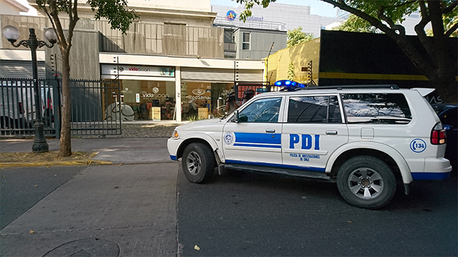 PDI interrogó a dos químicos farmacéuticos por muertes en Clínica Alemana