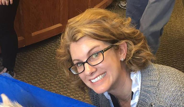 Tuvo sexo con un estudiante en el colegio y le dijo a la madre que se enamoró