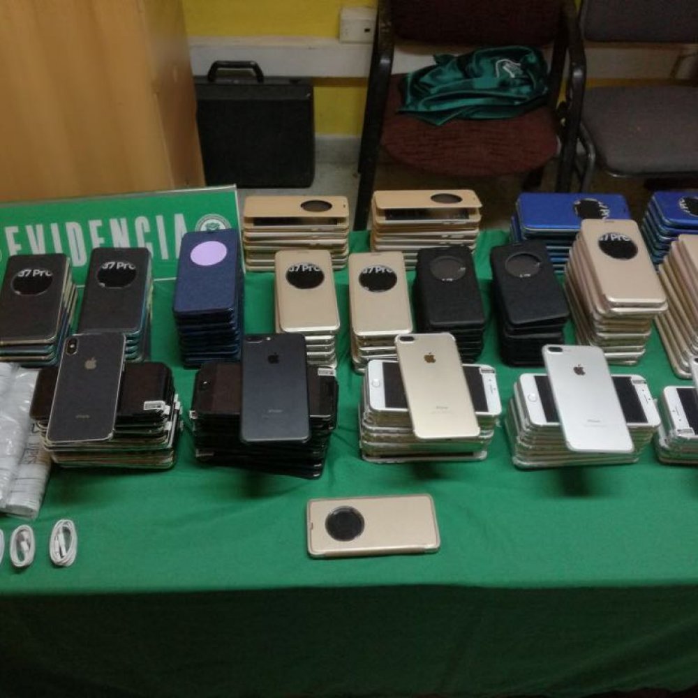 Detuvieron a mujer que llevaba casi 200 smartphones ocultos para el contrabando