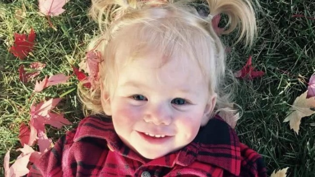 El drama de la niña alérgica que no puede llorar ni transpirar