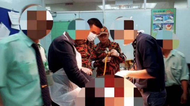 Hombre tuvo que ser operado luego de que su miembro se le atascara