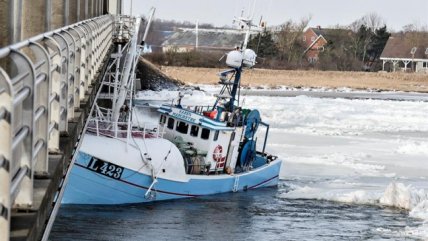   Barco pesquero se estrelló con un puente en Dinamarca 