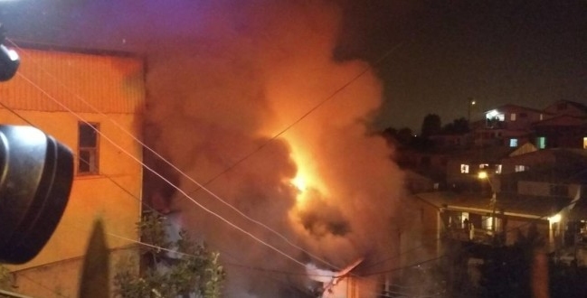 Incendio afectó a una vivienda en Cerro Los Placeres en Valparaíso
