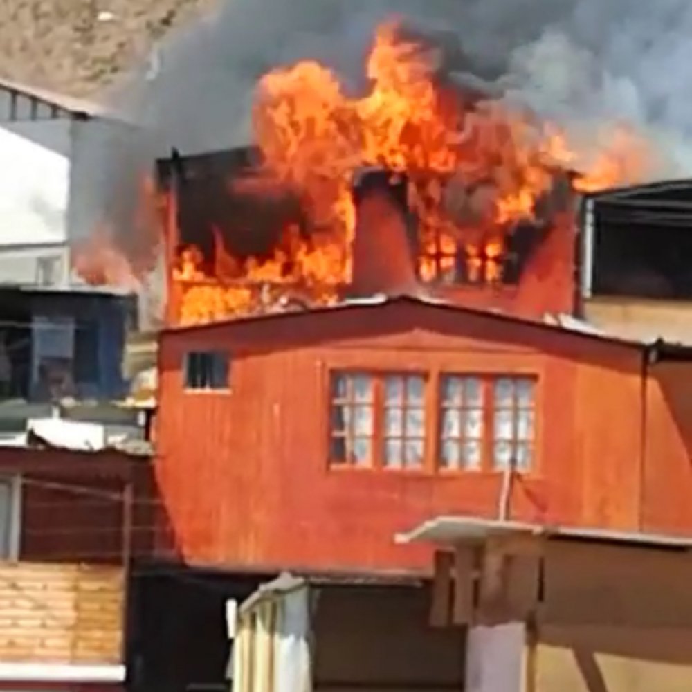 Un incendio dejó 24 damnificados y dos lesionados en Antofagasta