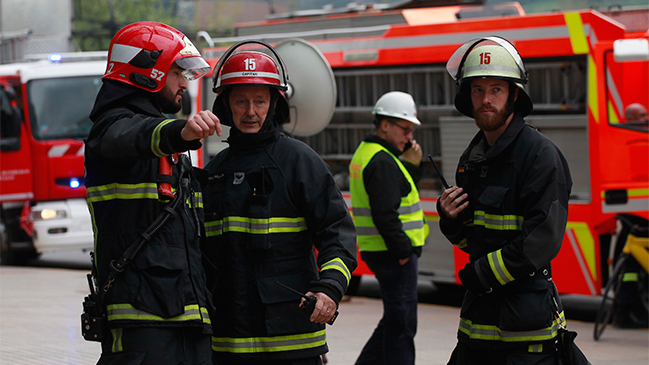 Bomberos trabaja en rescate de hombre que cayó a foso de ocho metros en Vitacura