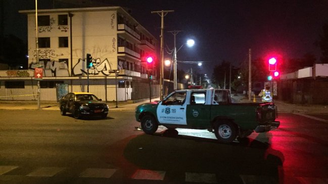 Dos carabineros lesionados tras colisión entre furgón policial y taxi en Estación Central
