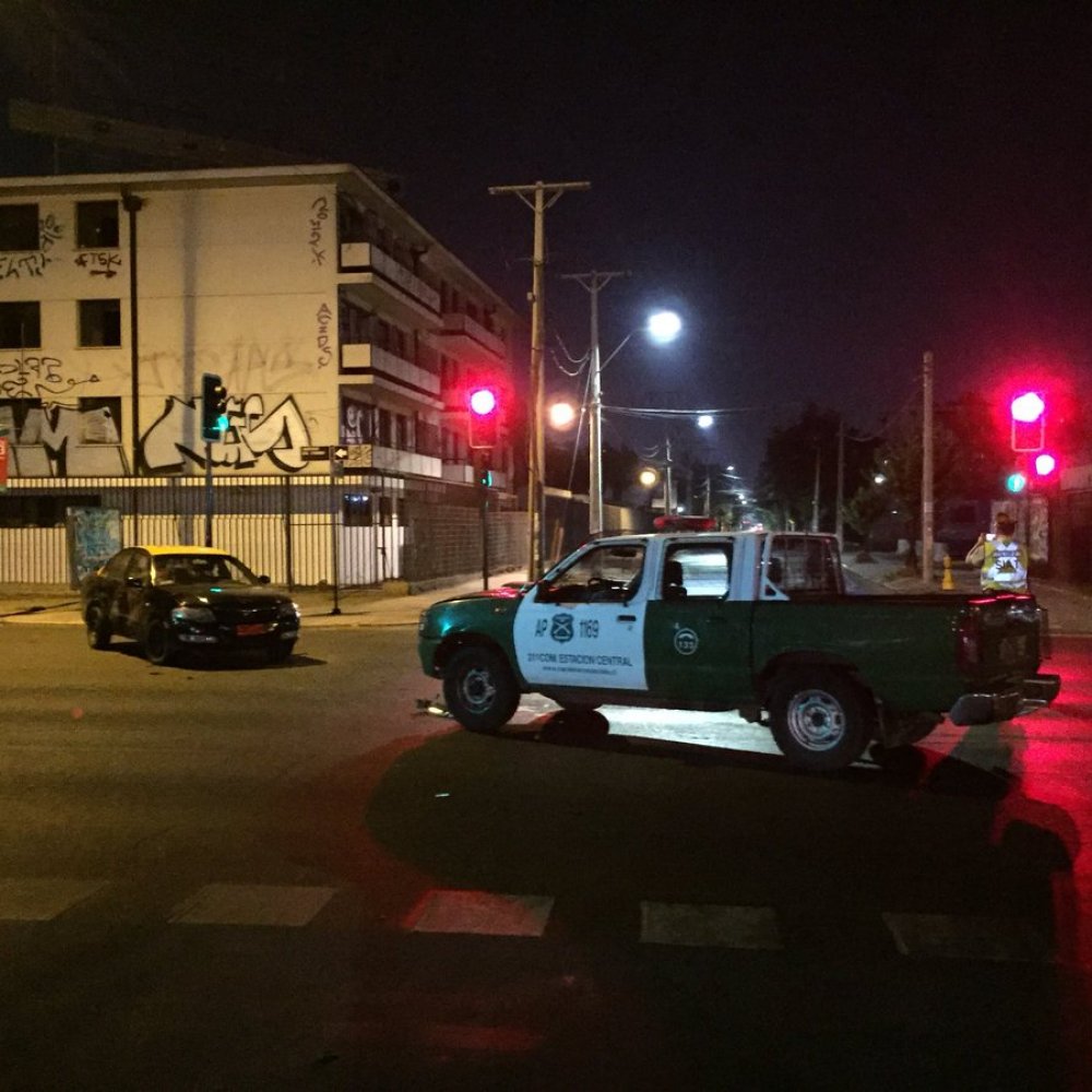 Dos carabineros lesionados tras colisión entre furgón policial y taxi en Estación Central