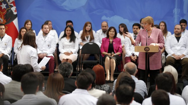 Presidenta Bachelet sufrió impasse con una médico que se manifestó contra el aborto