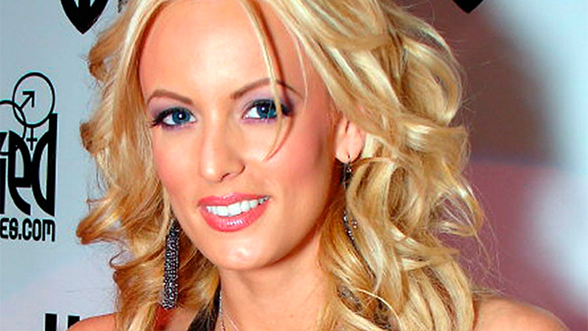 Actriz porno amenazó con romper acuerdo con Trump días antes de elecciones