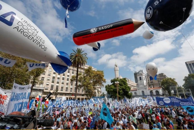 Docentes retrasan clases en Argentina por no llegar a acuerdo salarial