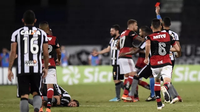 Leonardo Valencia participó en la derrota de Botafogo ante Flamengo