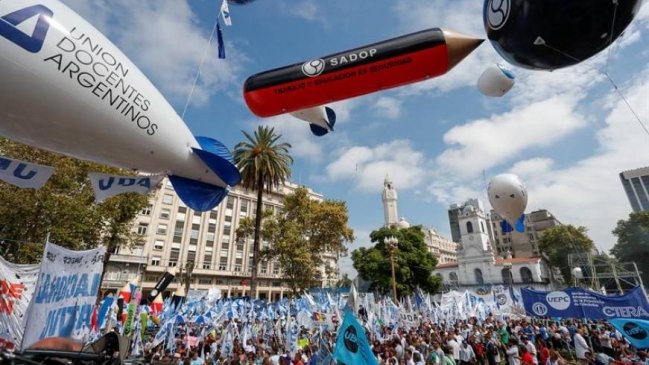 Docentes retrasan clases en Argentina por no llegar a acuerdo salarial
