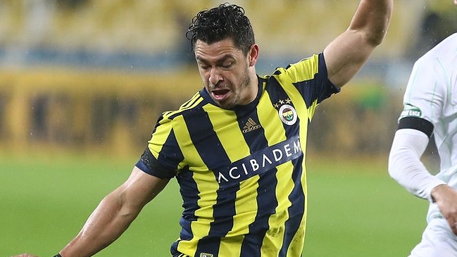 Mauricio Isla jugó un tiempo en dura caída de Fenerbahce