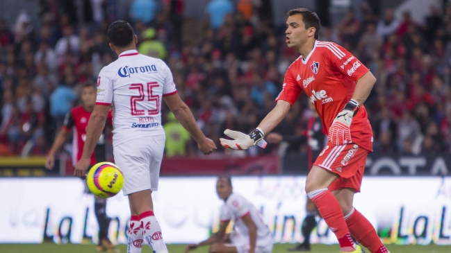 Hinchas apedrearon bus del equipo de Cristopher Toselli y Angelo Henríquez