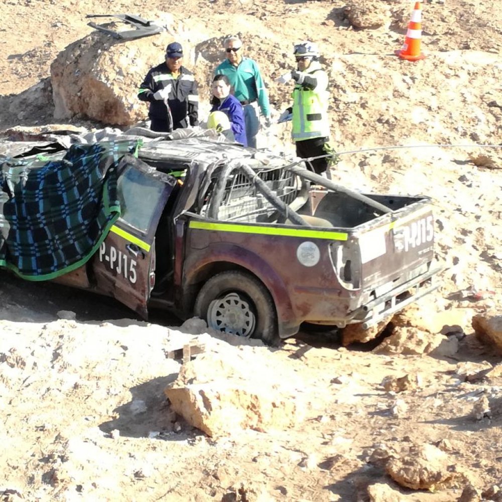 Dos trabajadores fallecidos deja volcamiento al interior de la región de Tarapacá