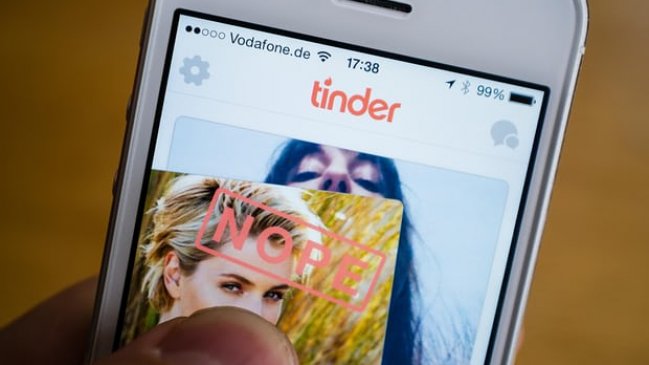 Trató de matar a su pololo con una espada samurái porque tenía instalado Tinder