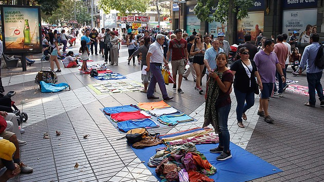 Santiago desplegó inspectores infiltrados para multar a vendedores y compradores de comercio ilegal