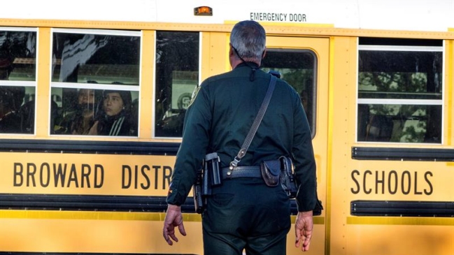 EEUU: Cámara baja aprueba ley contra armas en Florida y espera firma del gobernador