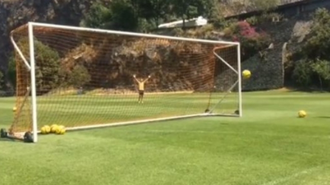 #CheloChallenge: Marcelo Díaz desafío a los hinchas a replicar un golazo detrás del arco