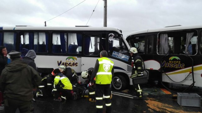 Puerto Montt: Choque de buses deja dos conductores graves