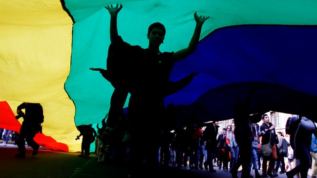 Movilh espera que Ley de Adopciones contemple a familias homoparentales