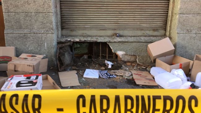 Delincuentes quedaron atrapados en el techo de una farmacia que intentaron robar en Valparaíso