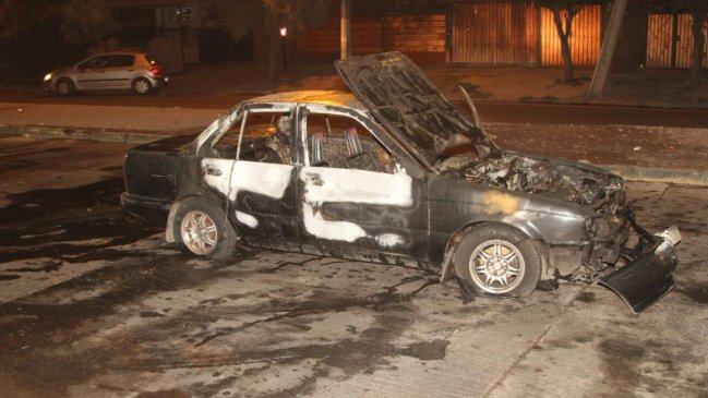 Delincuentes quemaron taxi tras usarlo para robo en San Bernardo